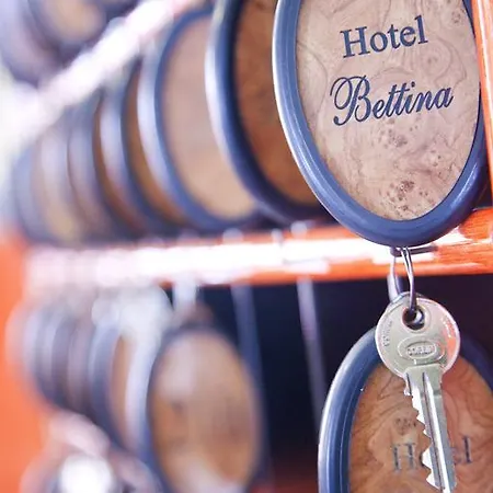 Bettina 3*